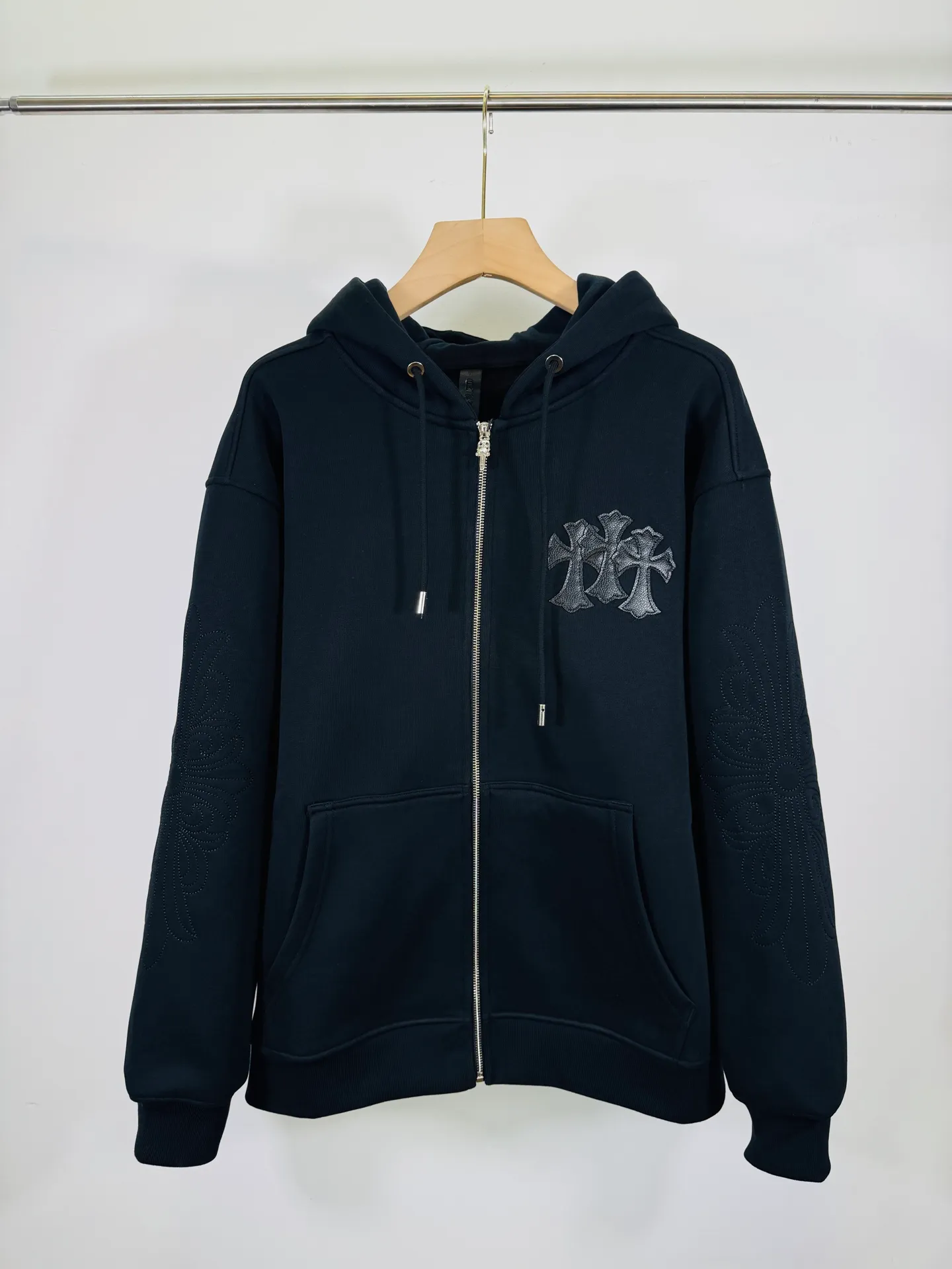 P380 top version, real shot without P, ​​different from market currency) 𝗖𝗵𝗿𝗼𝗺𝗲 𝗛𝗲𝗮𝗿𝘁𝘀/Cro Heart 2025 washed and burned flower patch embroidered autumn and winter new original single counter American patchwork 3D three-dimensional couple casual cardigan plus velvet jacket 👑The highest version! Customized fabric 550g tripe terry fabric! American acid-washed and distressed original fabric, laser burning + patch embroidery, exquisite embroidery of letters! The best-selling model in the counter, very comfortable to wear. Accessories: original molded and authenticated collar label➕100% silk wash label. Genuine purchase-grade original hangtag➕matching hanging rope➕3D hanging beads➕original packaging bag. Craftsmanship: The original version has consistent wiring! The highest version of the armhole matching technique! Color: Black Size: S M L XL Style No.: 25-372
